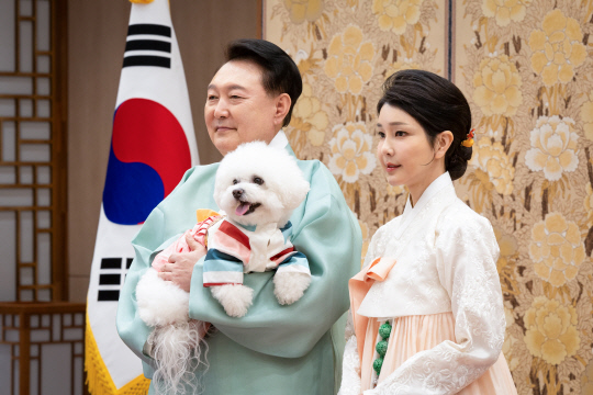 윤석열 대통령과 부인 김건희 여사가 한가위 명절 인사를 전했다고 대통령실이 13일 밝혔다. 이번 한가위 영상은 지난 8일 대통령실 2층 자유홀에서 1시간에 걸쳐 촬영됐다. 대통령실 제공.